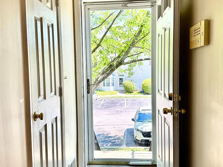 1003 Simsbury Ct — Photo 3