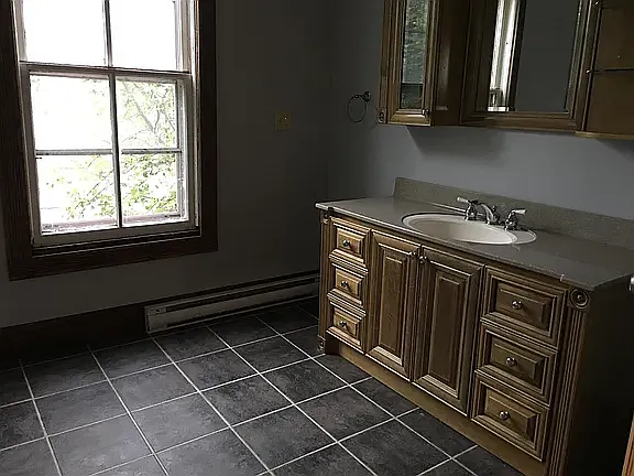 4 bed, 2194 sqft, $2,400 — Photo 3