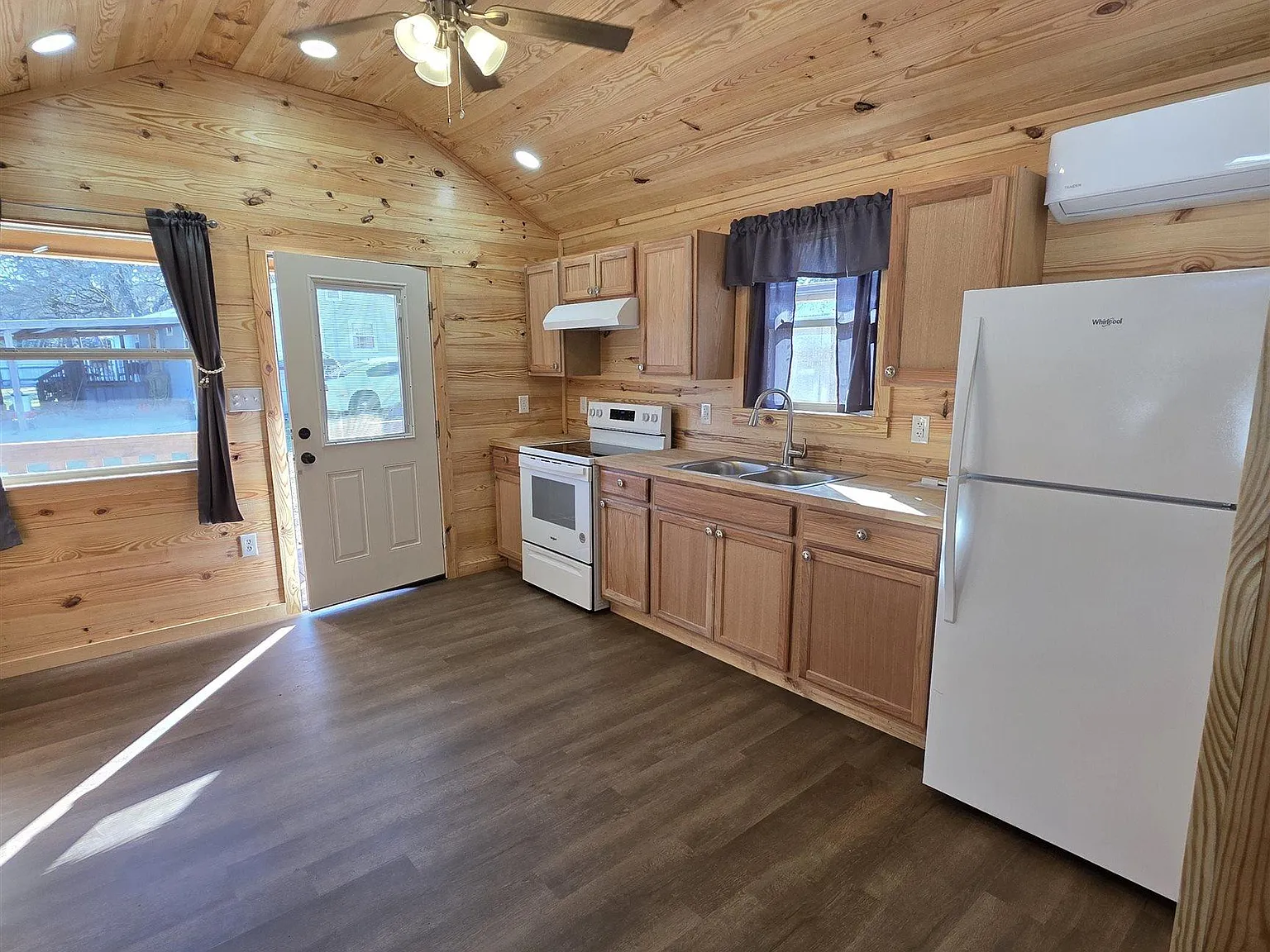 1 bed, 1.0 bath, 435 sqft, $1,050 — Photo 4