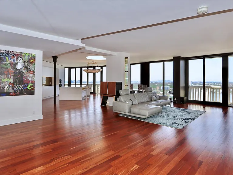 1000 Island Blvd #Penthouse 2 — Photo 2