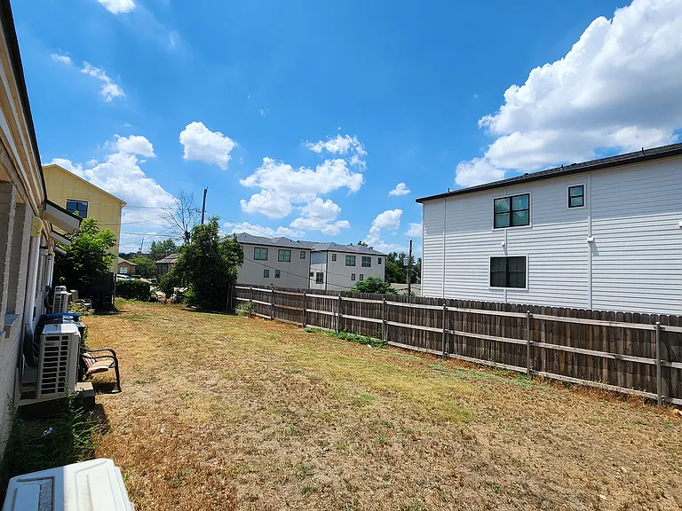 2300 W Lowden St — Photo 17