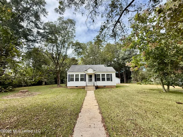 302 3rd Ave NW, Magee, MS 39111
