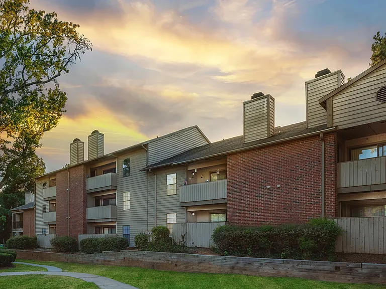 Woodford Apartments — Photo 22