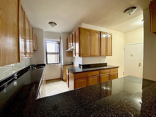 3rd image of 577 Isham St APT 5