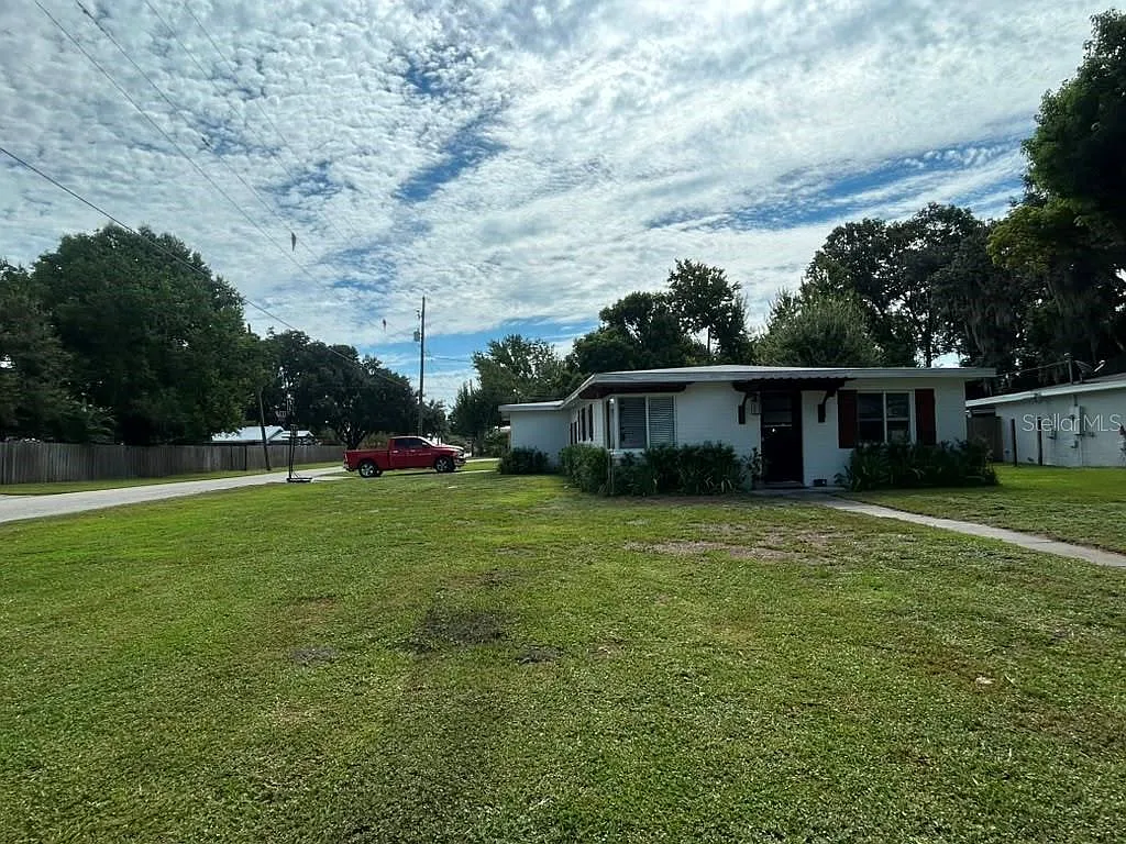 3 bed, 1.0 bath, 1035 sqft, $2,300 — Photo 2
