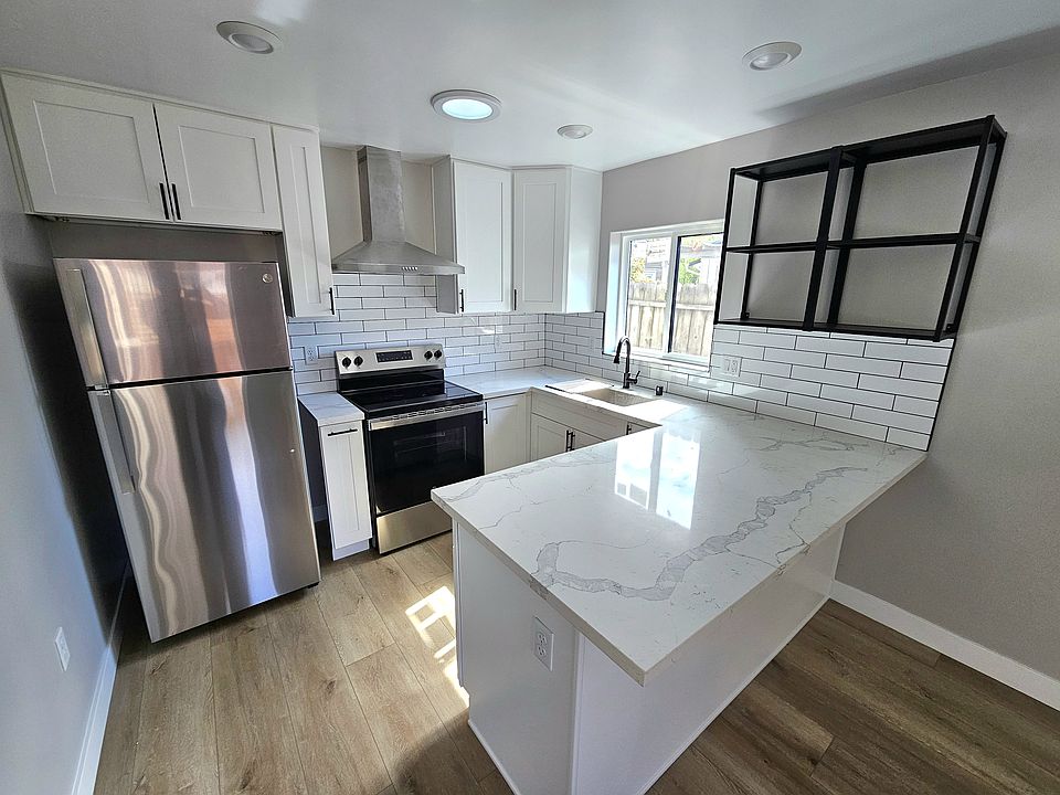 Kitchen with Island seating