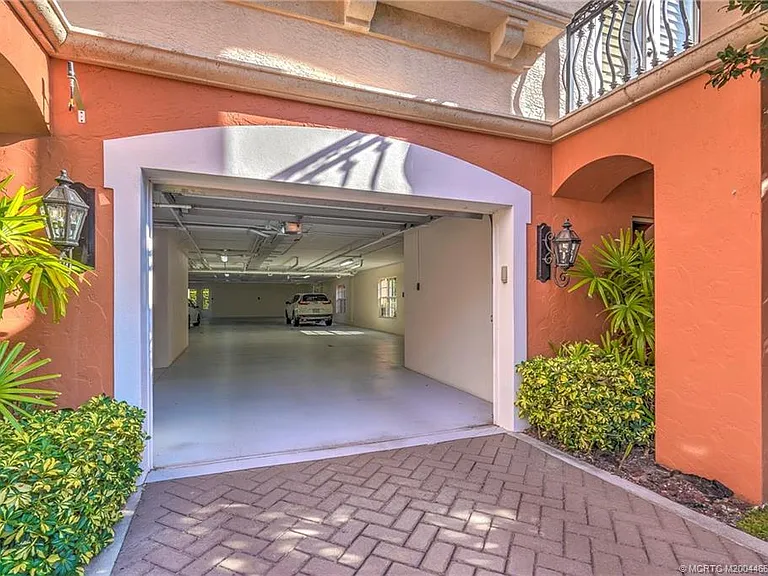 1528 NE Outrigger Landings Dr #208 — Photo 7