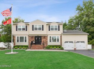 39 Longstreet Rd, Manalapan, NJ 07726