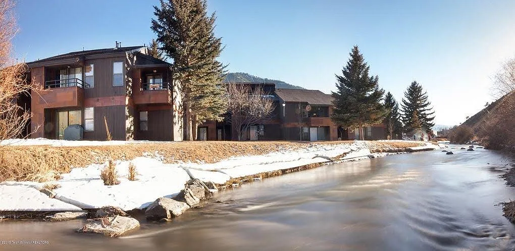 355 W Deloney Ave — Photo 4