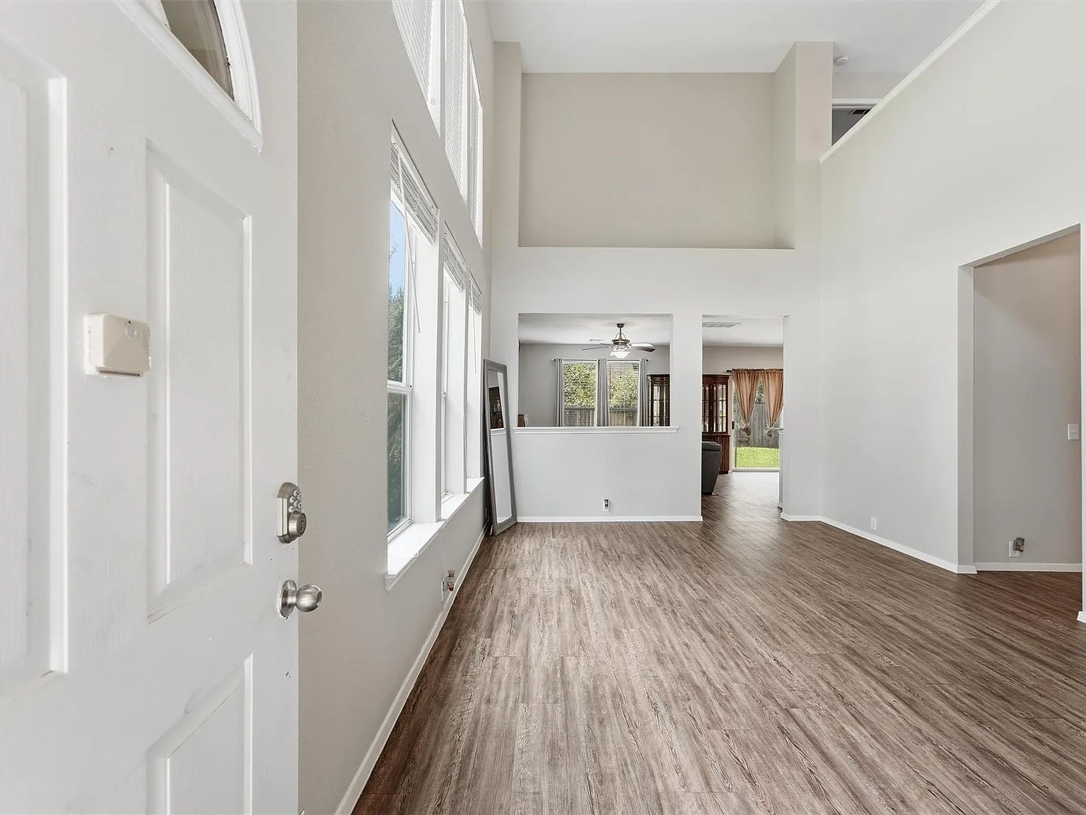 3 bed, 2.5 bath, 1896 sqft, $2,100 — Photo 4