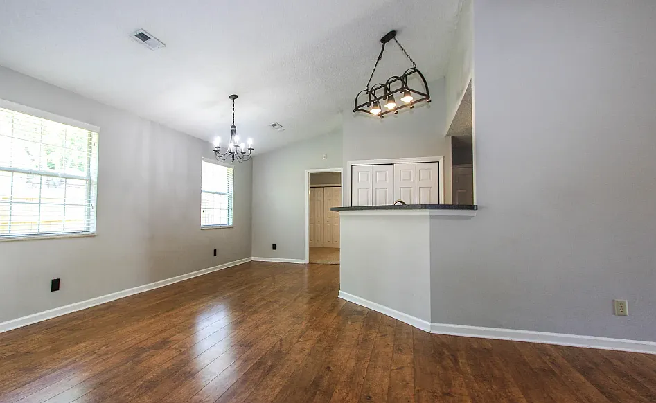 3 bed, 1229 sqft, $2,300 — Photo 4