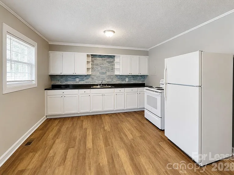 515 Burlington Ave — Photo 5