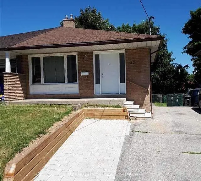 42 Pender Cres — Photo 1