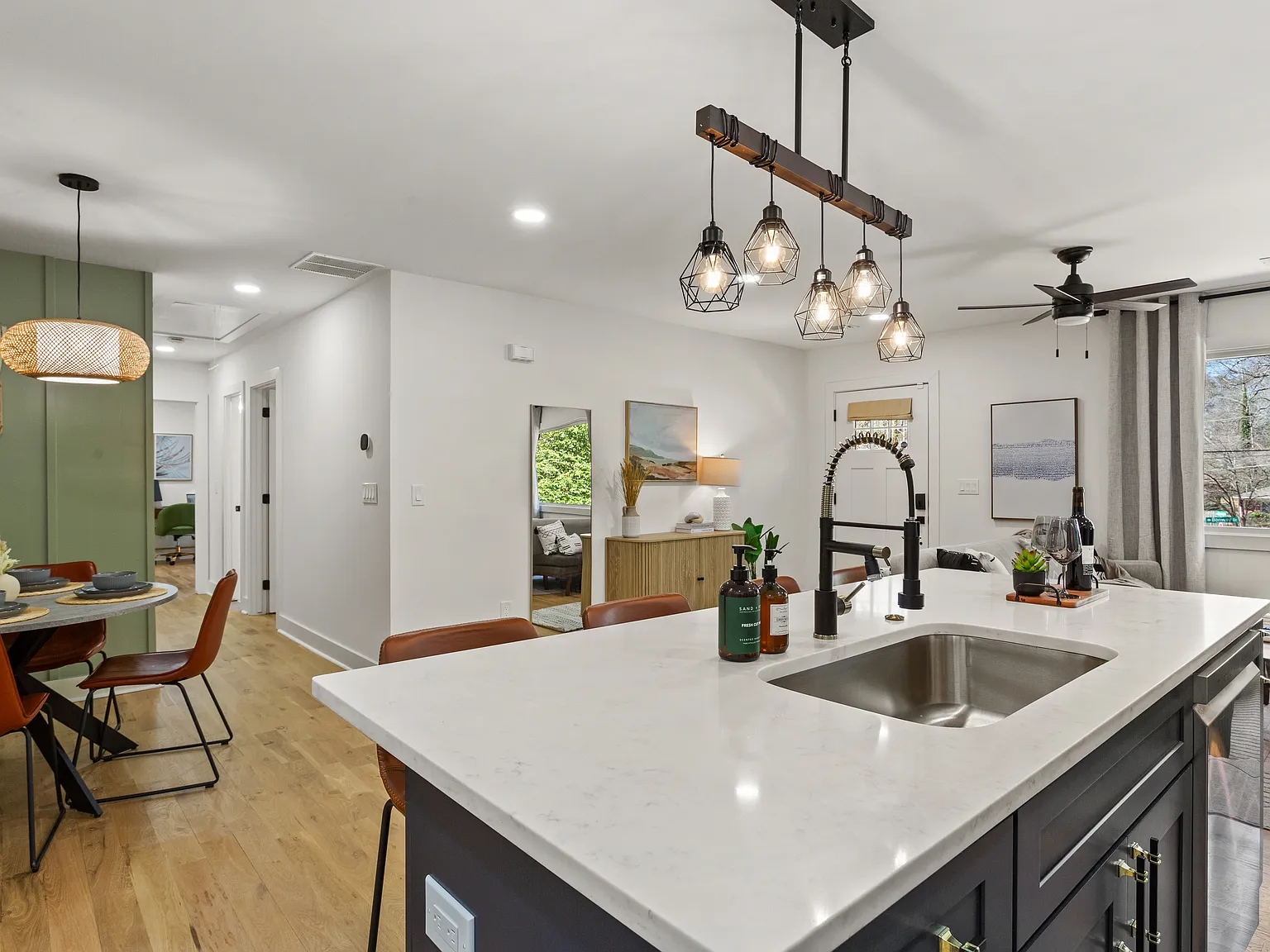 3 bed, 1300 sqft, $7,250 — Photo 4