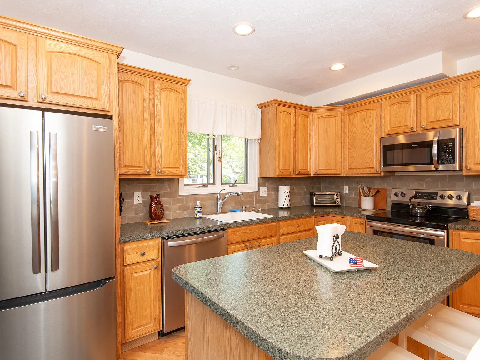 2 bed, 1.5 bath, 900 sqft, $2,750 — Photo 3