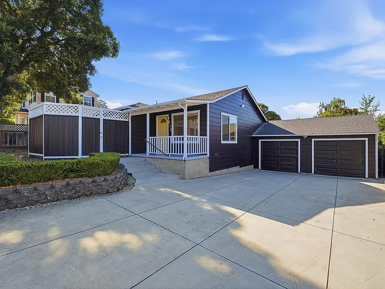 218 Mora St — Photo 3