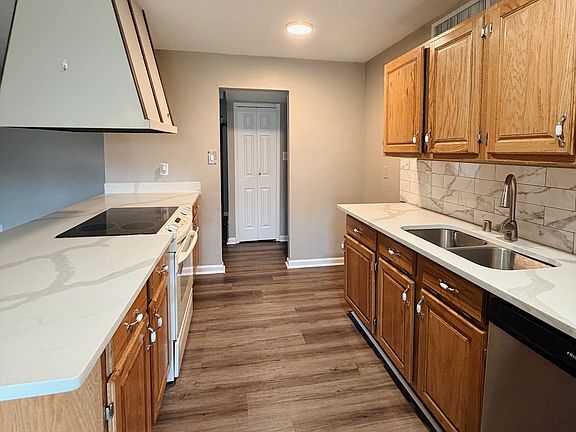 3rd image of 418 Woodcrest Way