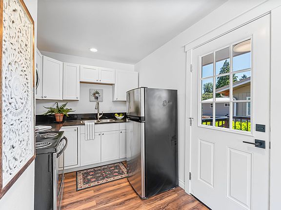 3rd image of 1339 Garrison Ave #C