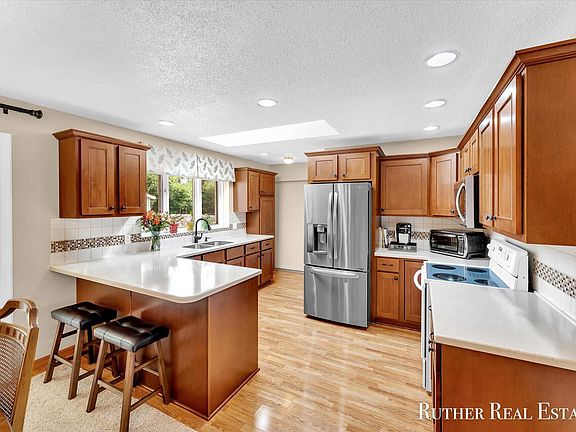 4th image of 2112 Emens Dr
