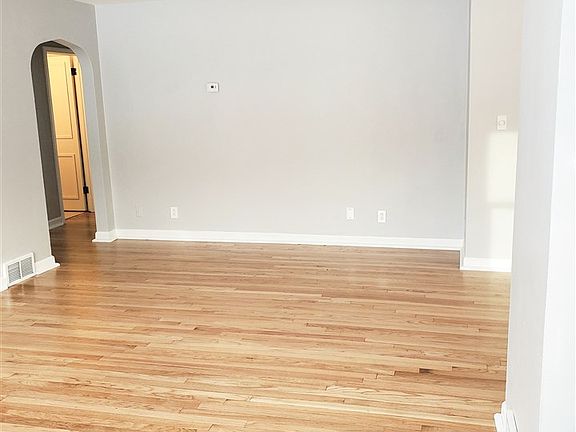 4th image of 215 James Ave