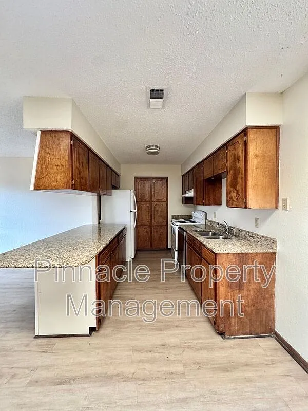3 bed, 2.0 bath, 1104 sqft, $1,350 — Photo 3