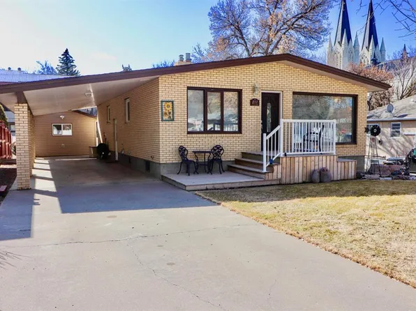 211 N 3rd St NE, Medicine Hat, AB T1A 5M4