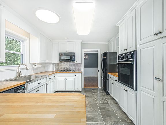 4th image of 3750 Shamrock W