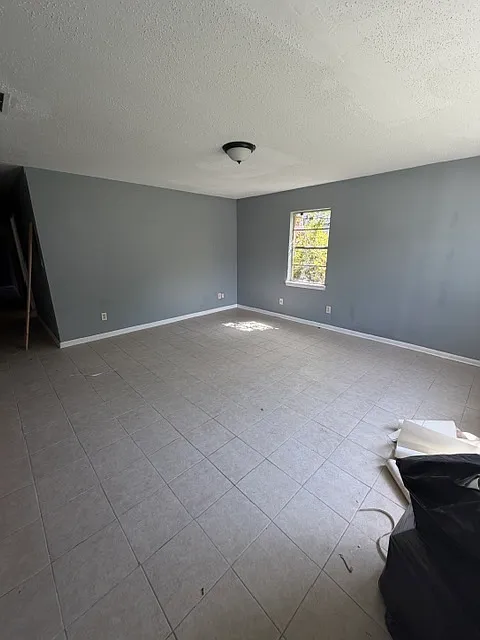 3 bed, 1.5 bath, 1375 sqft, $995 — Photo 2