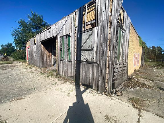 2nd image of 3798 Monroe St