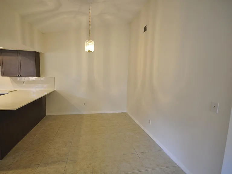 939 Robinhood Ct — Photo 5