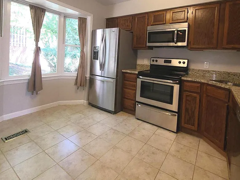 2037 S Glebe Rd — Photo 4