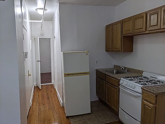 2nd image of 315 W 121st St APT 10