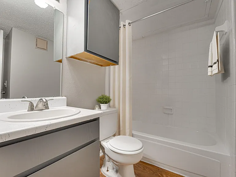 Indian Creek Apartments — Photo 55