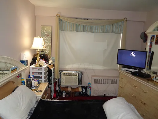 Sold by Thomas Lipovetsky, LREB | media 22