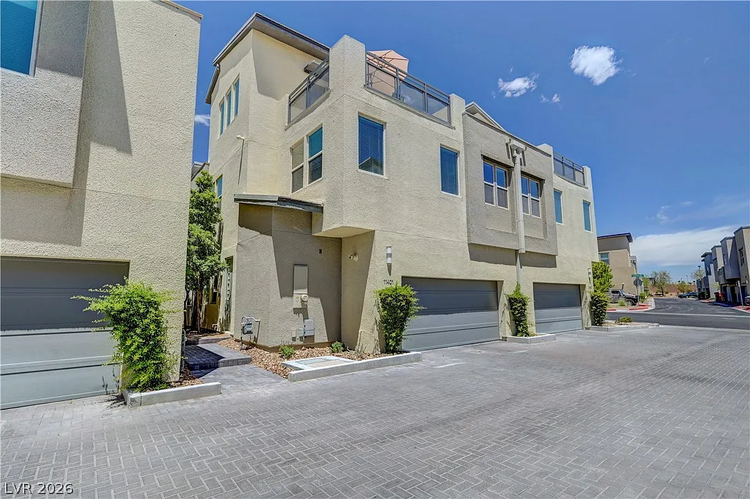 3 bed, 2.5 bath, 2298 sqft, $3,900 — Photo 3