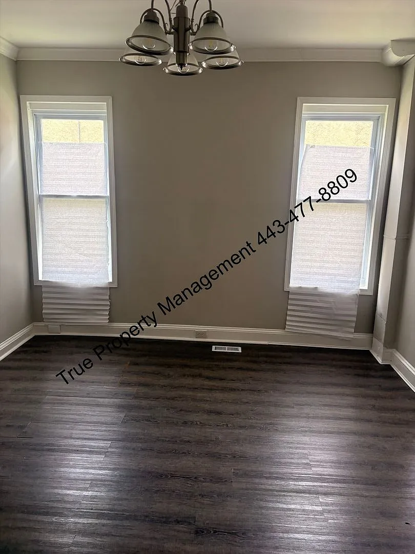 Spacious 5 Bedroom Home with Large Backyard & In-Unit Washer/Dryer — Photo 4