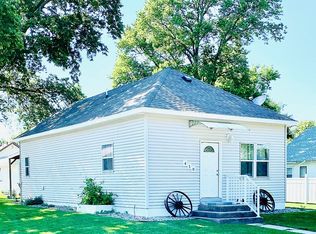 410 Oxford Ave, Elwood, NE 68937