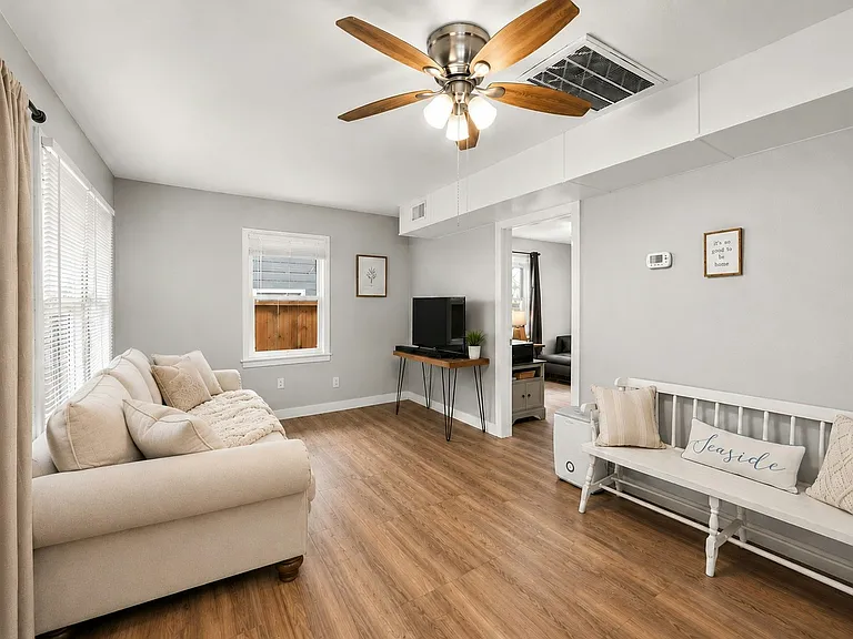609 Sealy St #2 — Photo 1