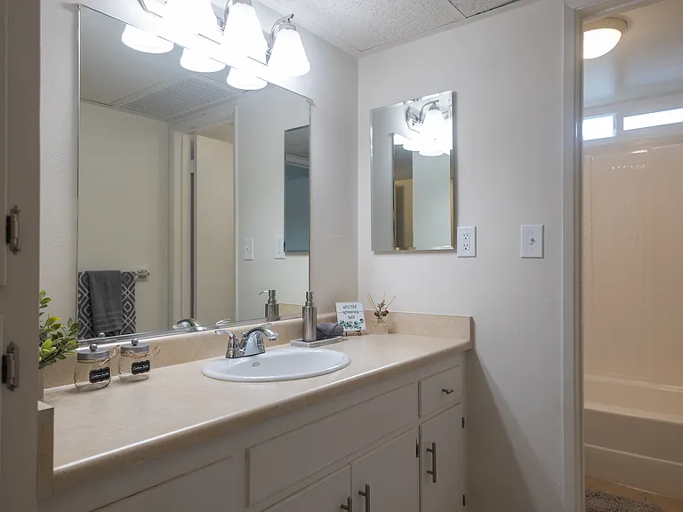 Californian Apartments — Photo 11