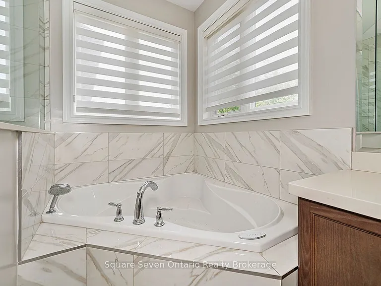 2147 Vineland Cres — Photo 32
