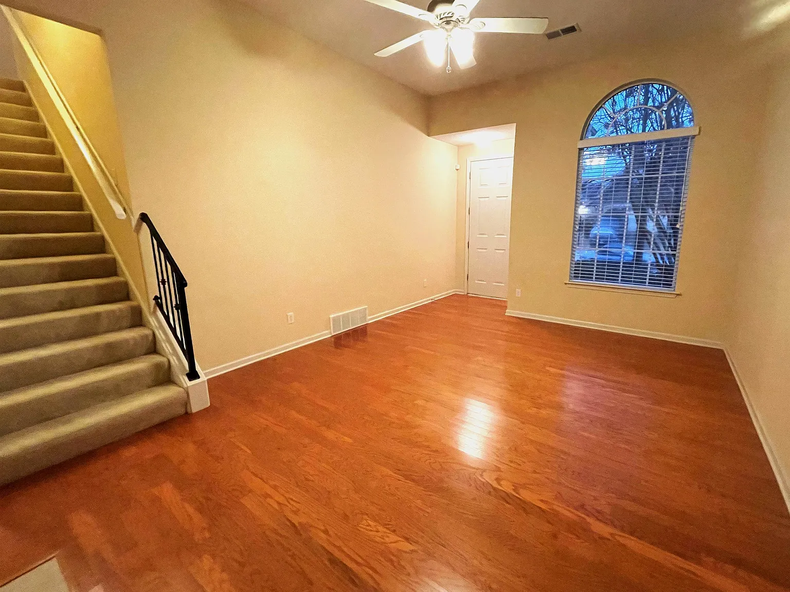 3 bed, 2.5 bath, 1867 sqft, $2,100 — Photo 3
