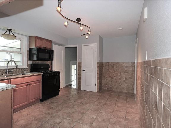 4th image of 250 Saint Anthony Ln