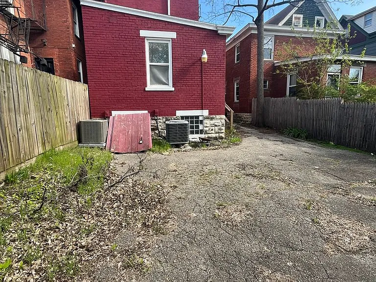 235 Emming St — Photo 28