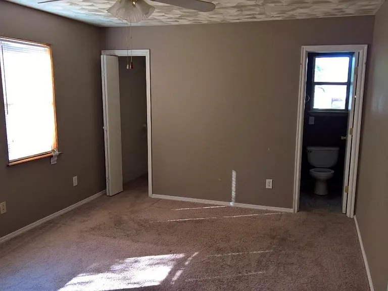 2110 N Chapman Ave — Photo 3