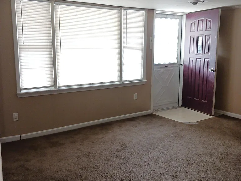 132 1/2 Maple St — Photo 6
