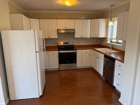 5th image of 60 Maywood Dr