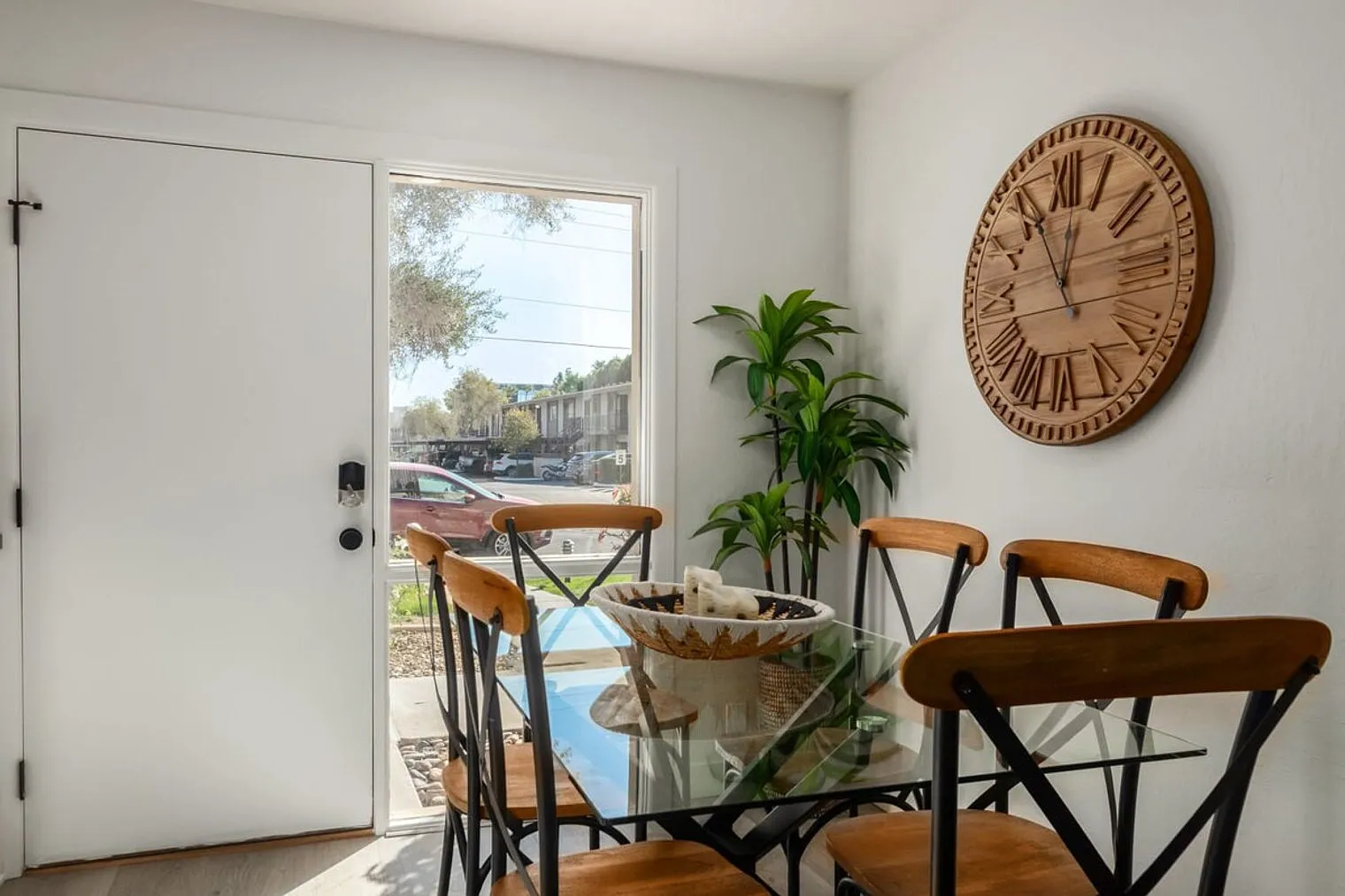 2 bed, 1.0 bath, 947 sqft, $4,294 — Photo 2