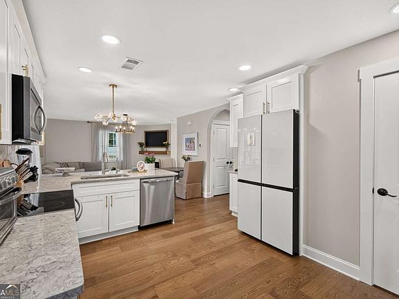 3rd image of 414 Rigby St NE