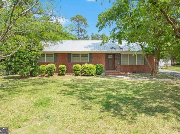 1011 Cherokee Cir, Waycross, GA 31501
