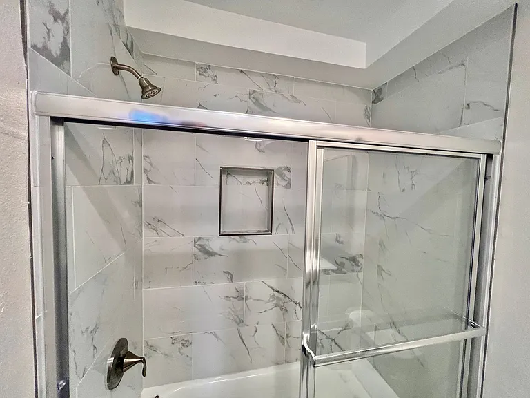 Astoria Apartments — Photo 15
